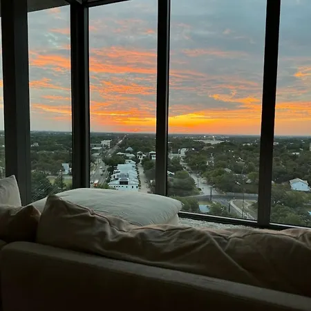 Lux, Spacious 2B Penthouse W/ Stunning Views